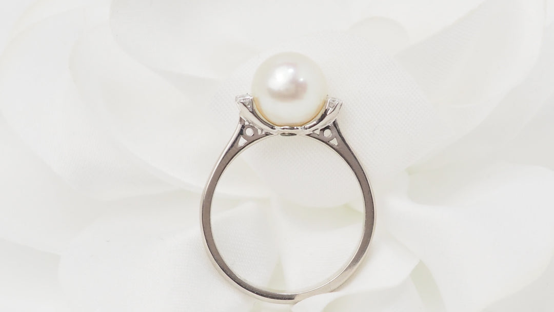 Bague en or blanc, perle de culture et diamants