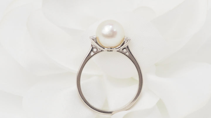 Bague en or blanc, perle de culture et diamants