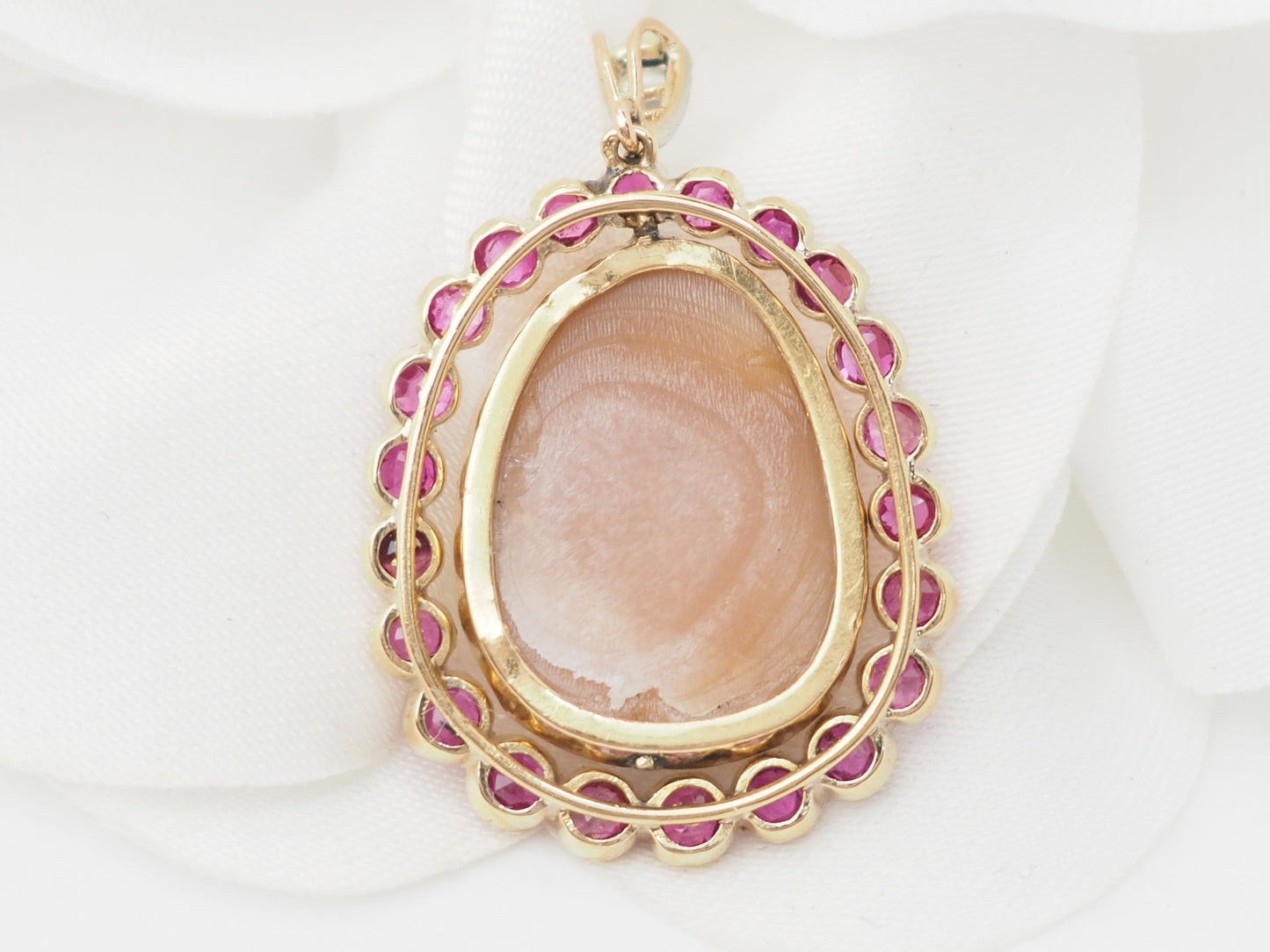 Pendentif camée en or jaune rubis et diamants