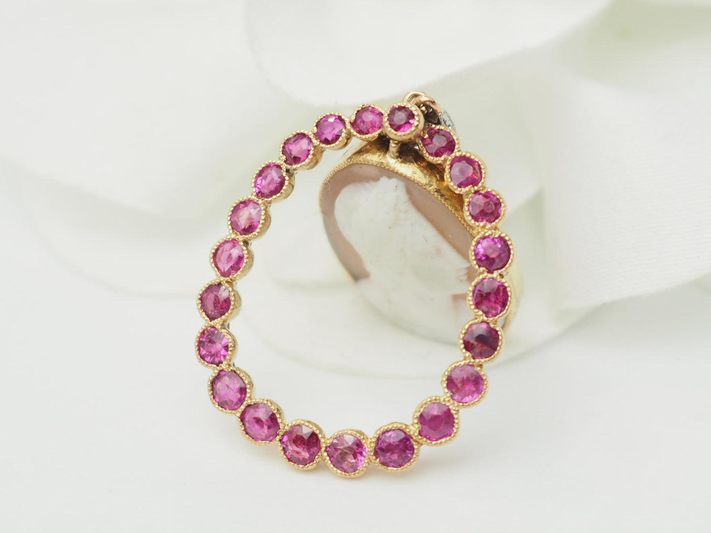 Pendentif camée en or jaune rubis et diamants