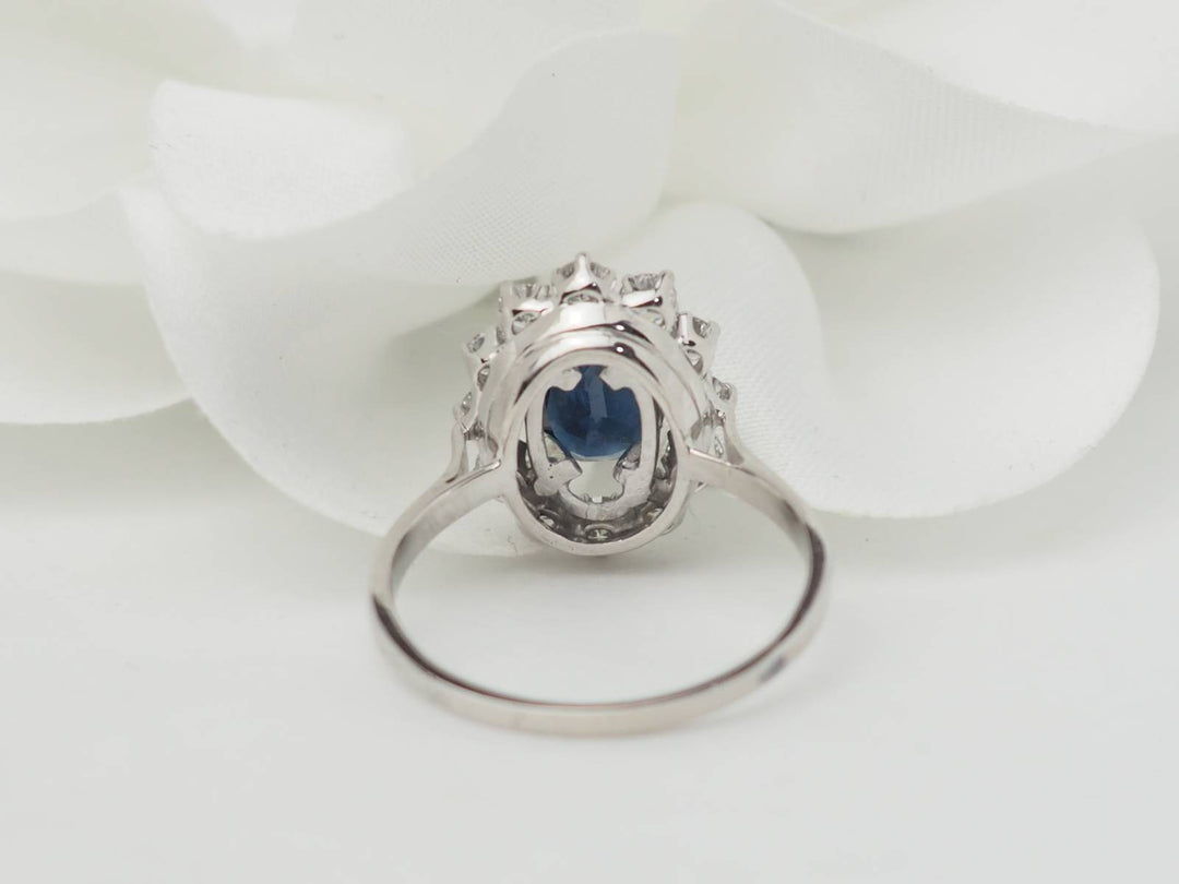 Bague marguerite en or blanc, saphir et diamants