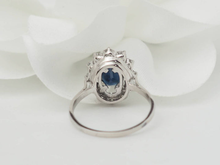 Bague marguerite en or blanc, saphir et diamants