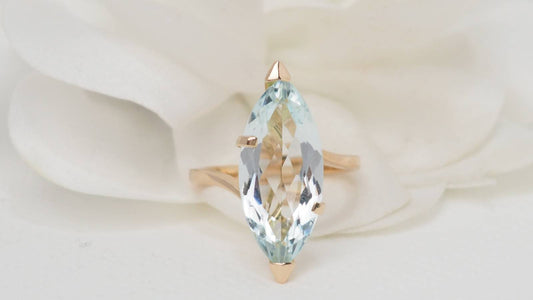 Bague vintage en or jaune et aigue marine