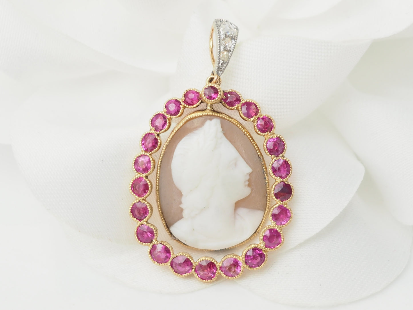 Pendentif camée en or jaune rubis et diamants