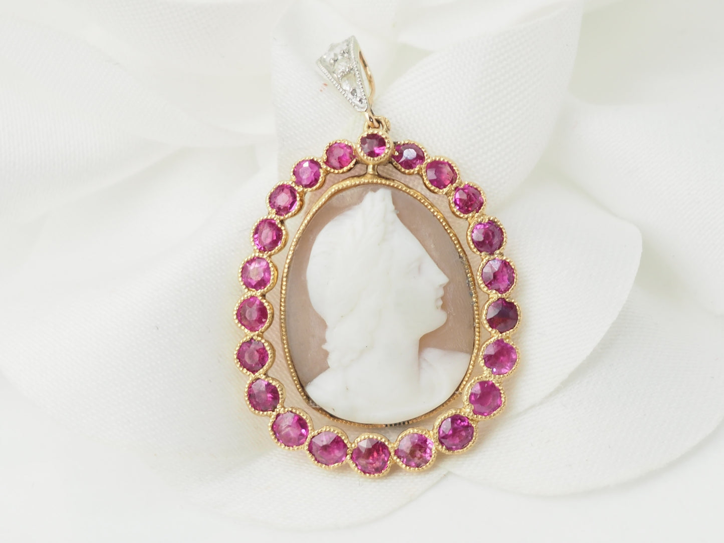 Pendentif camée en or jaune rubis et diamants