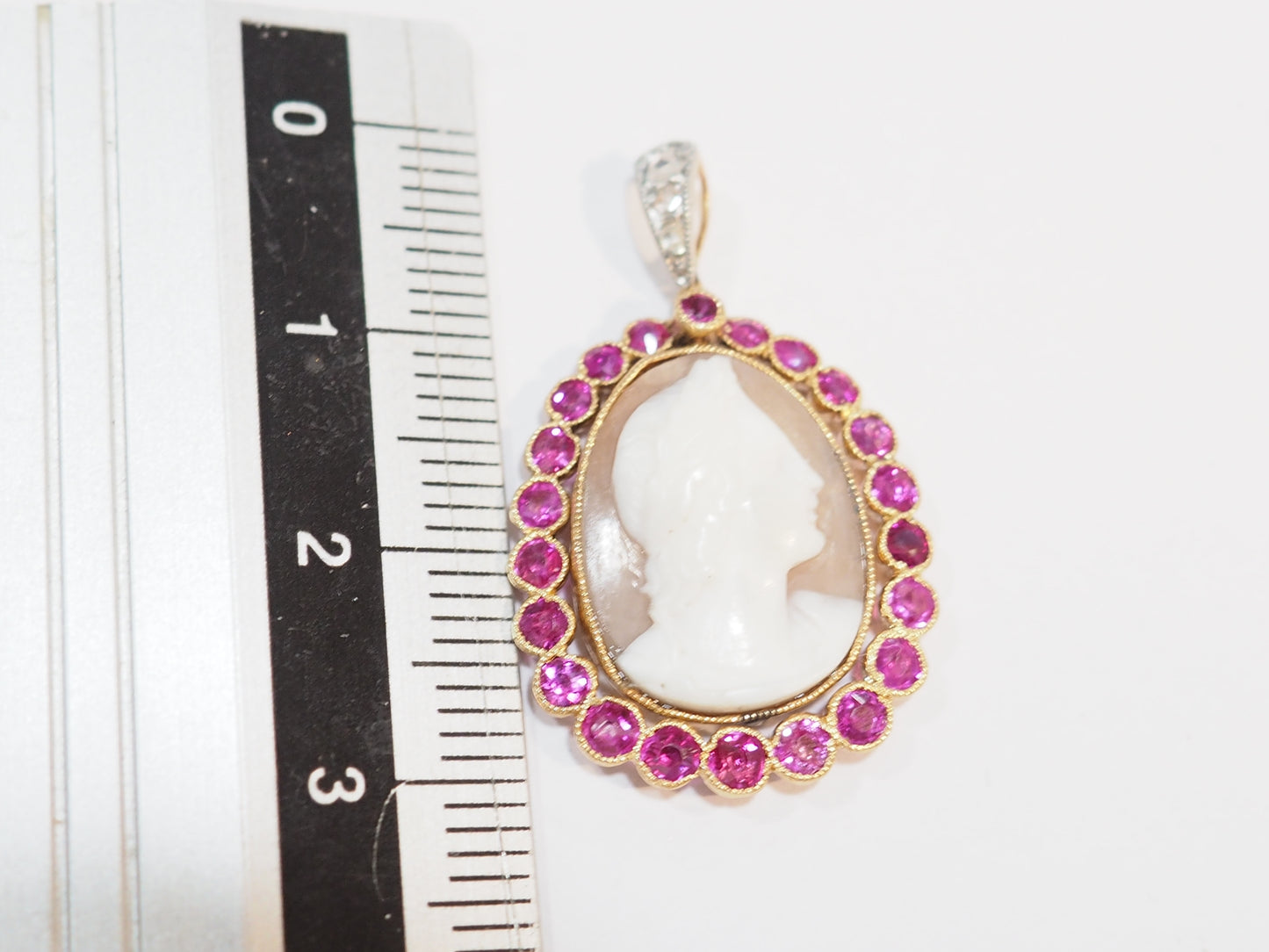 Pendentif camée en or jaune rubis et diamants