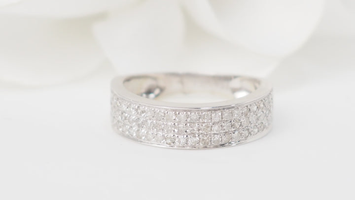 Bague ruban en or blanc et diamants