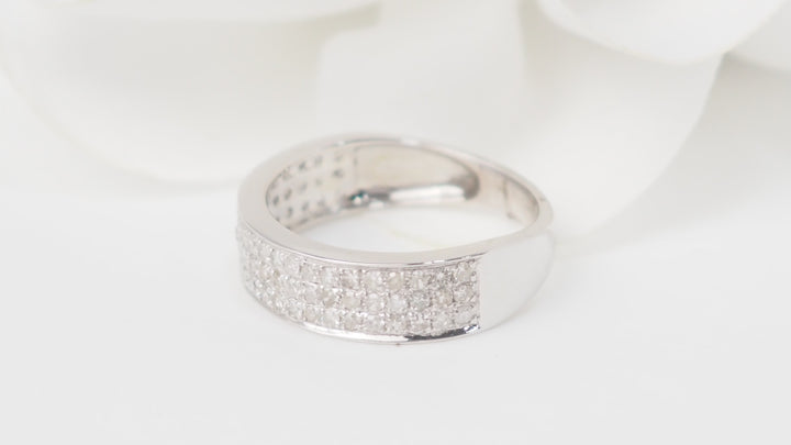 Bague ruban en or blanc et diamants