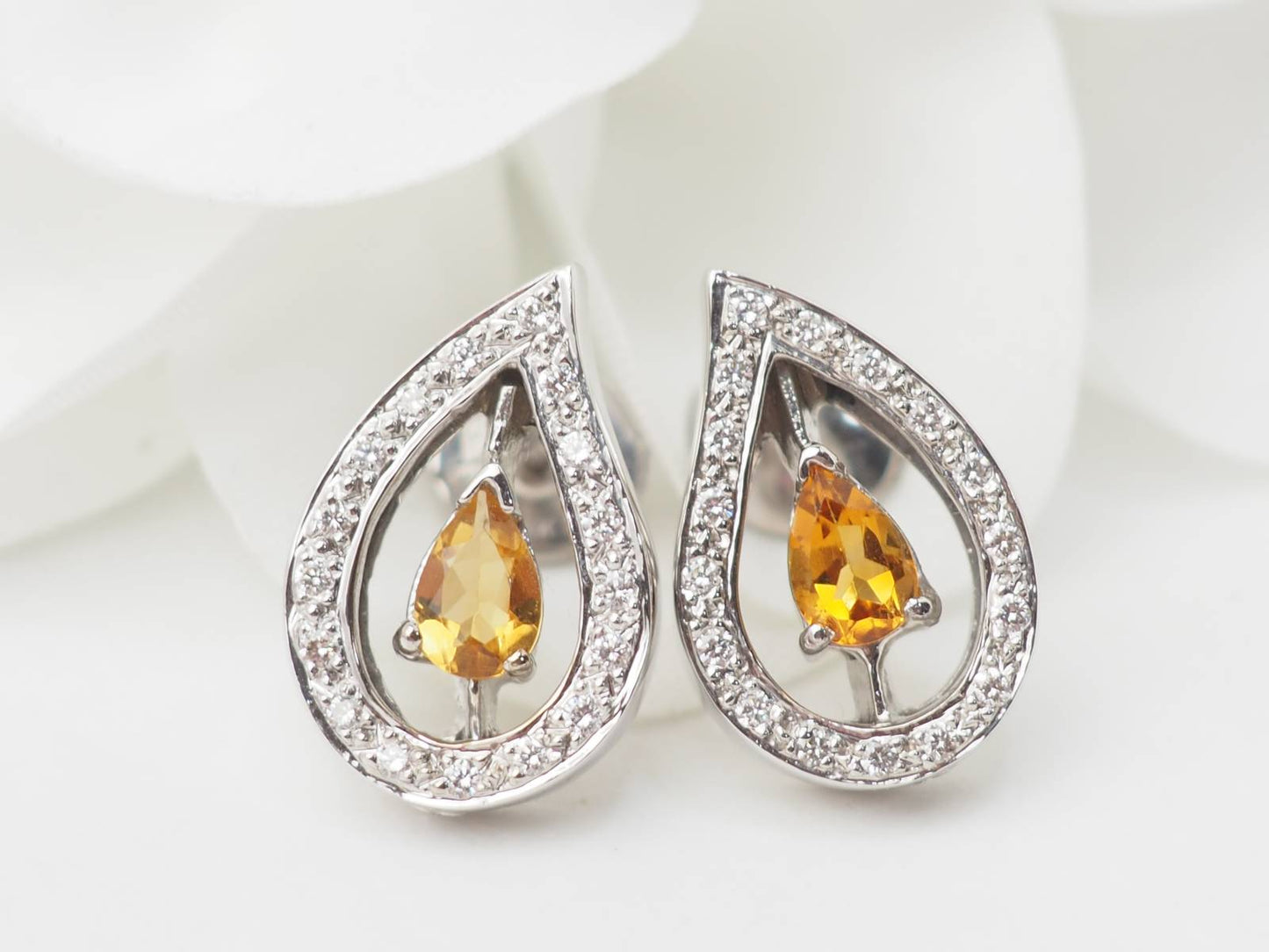 Boucles d'oreilles en or blanc, citrines et diamants