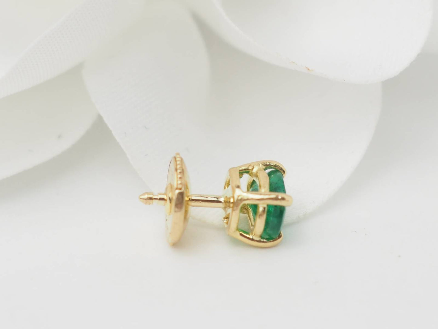 Puces d'oreilles en or jaune et émeraude