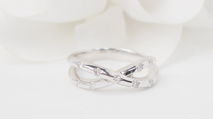 Bague croisée en or blanc et diamants