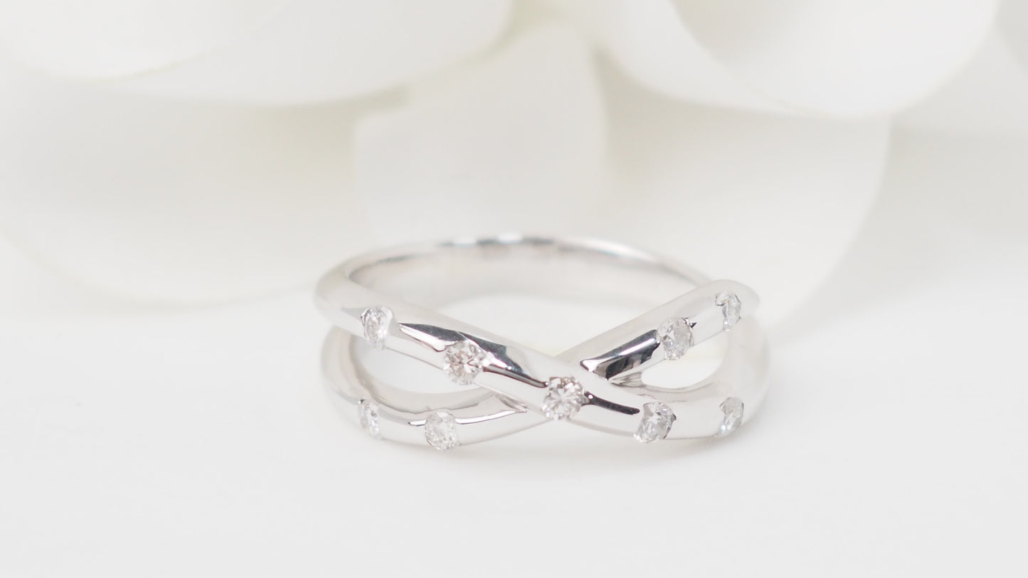 Bague croisée en or blanc et diamants