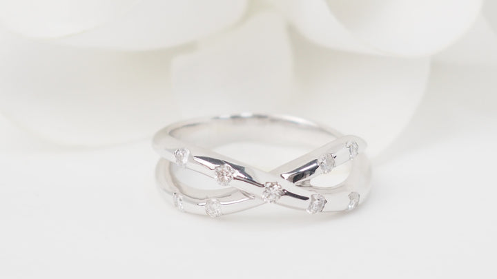 Bague croisée en or blanc et diamants