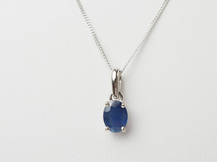 Collier solitaire en or blanc et saphir ovale