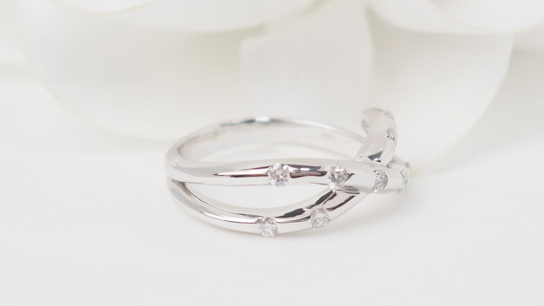 Bague croisée en or blanc et diamants