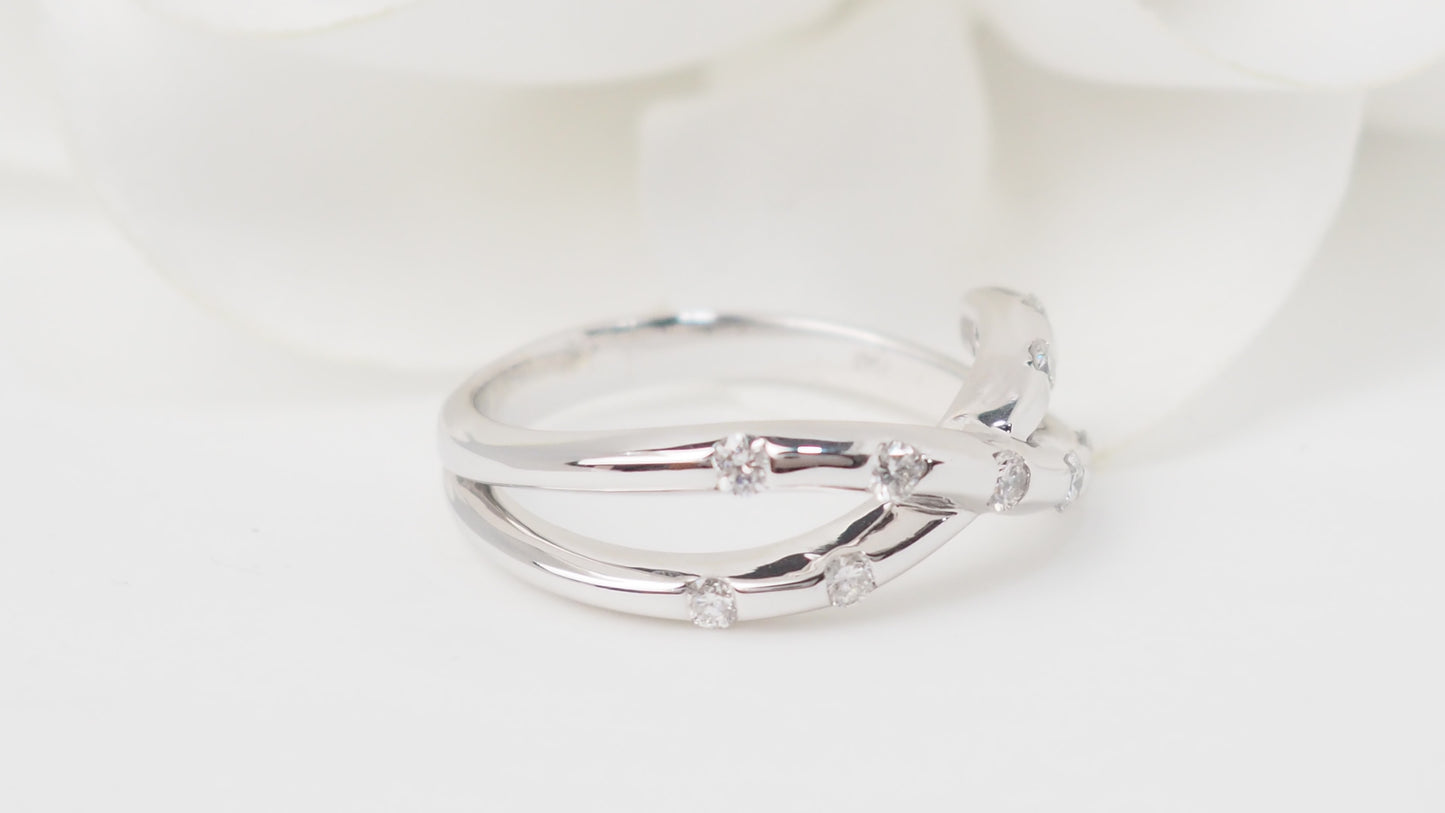 Bague croisée en or blanc et diamants