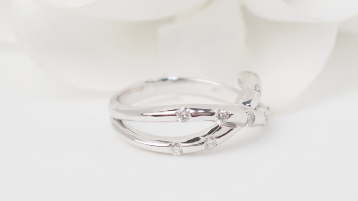 Bague croisée en or blanc et diamants
