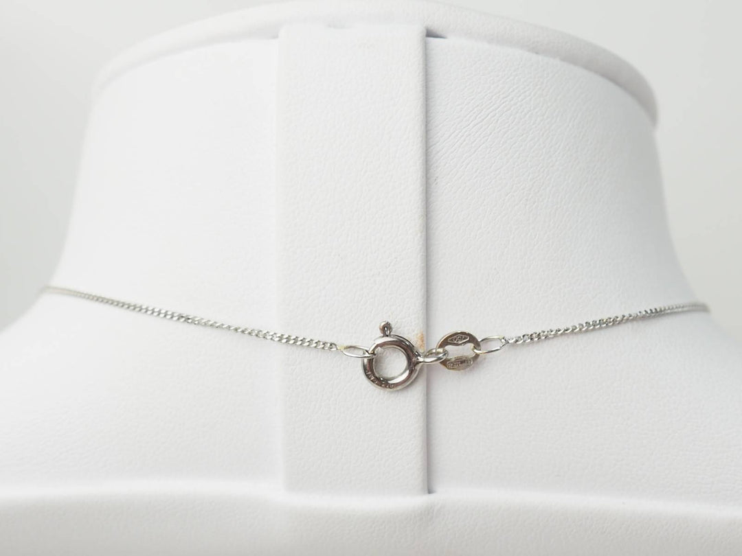 Collier solitaire en or blanc et saphir ovale