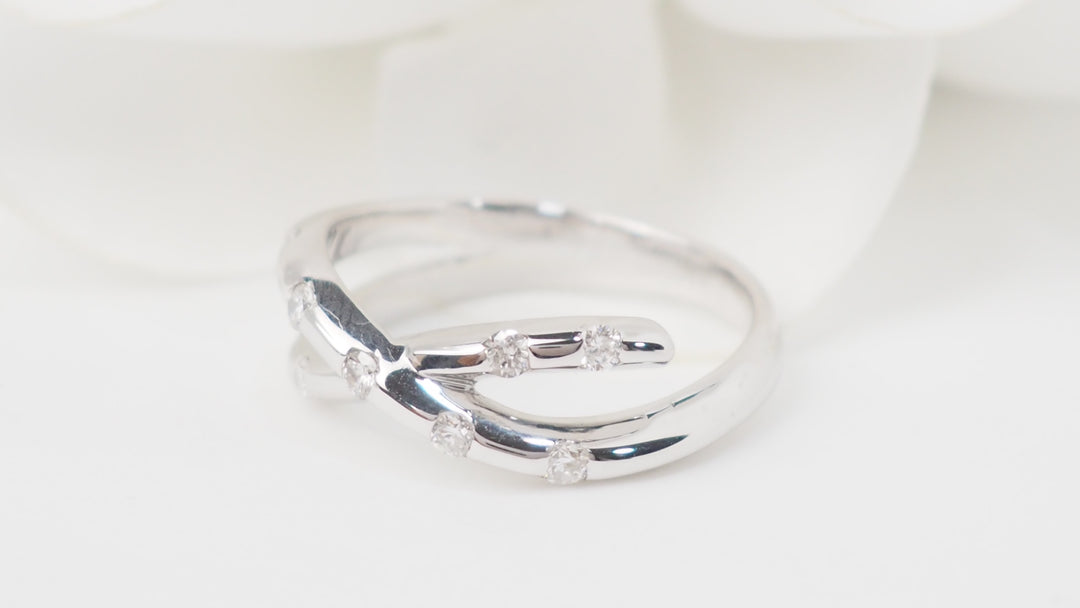 Bague croisée en or blanc et diamants