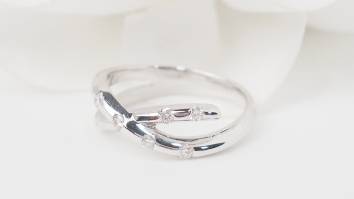 Bague croisée en or blanc et diamants