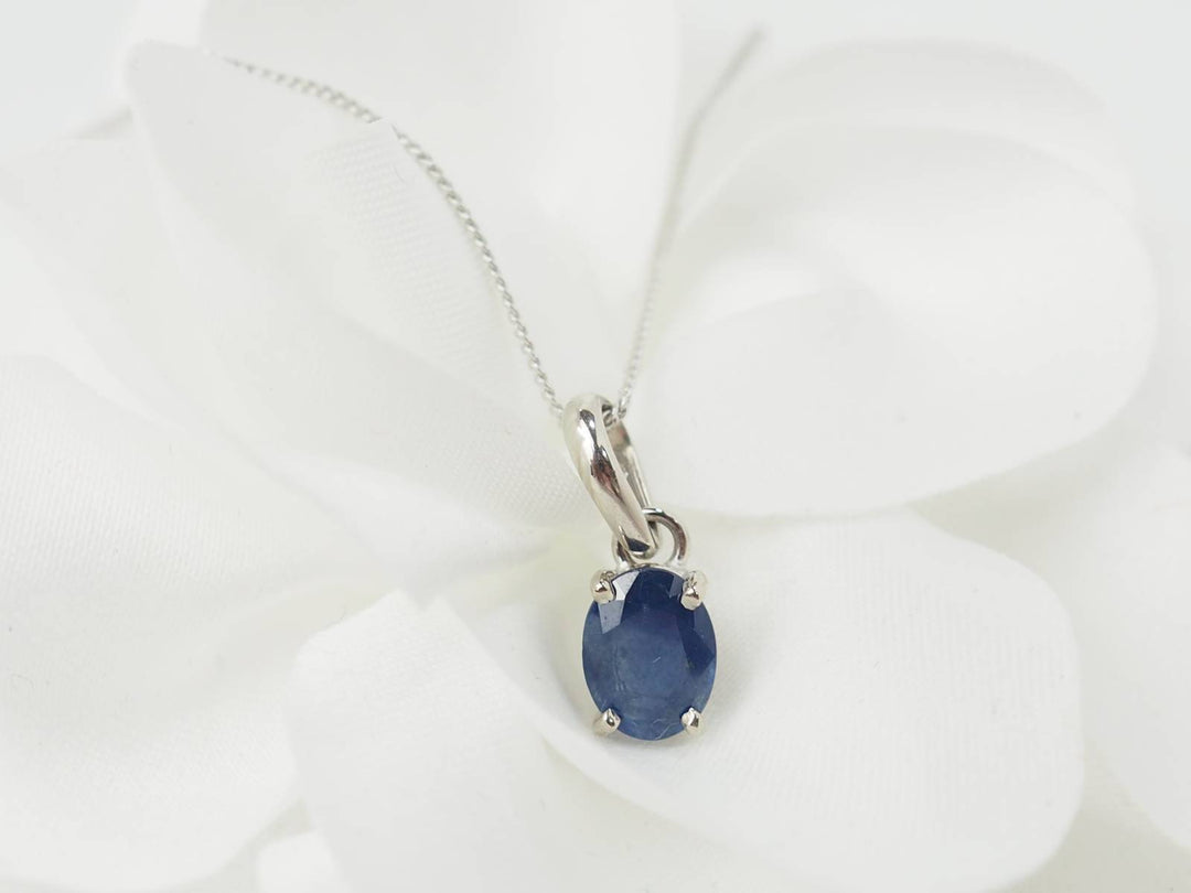 Collier solitaire en or blanc et saphir ovale