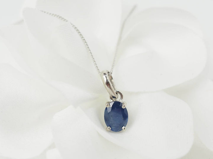 Collier solitaire en or blanc et saphir ovale