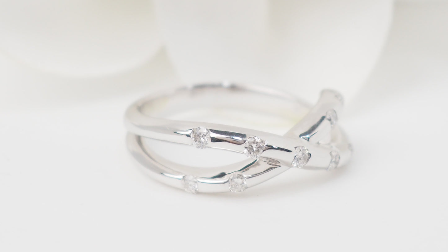 Bague croisée en or blanc et diamants