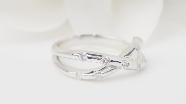 Bague croisée en or blanc et diamants