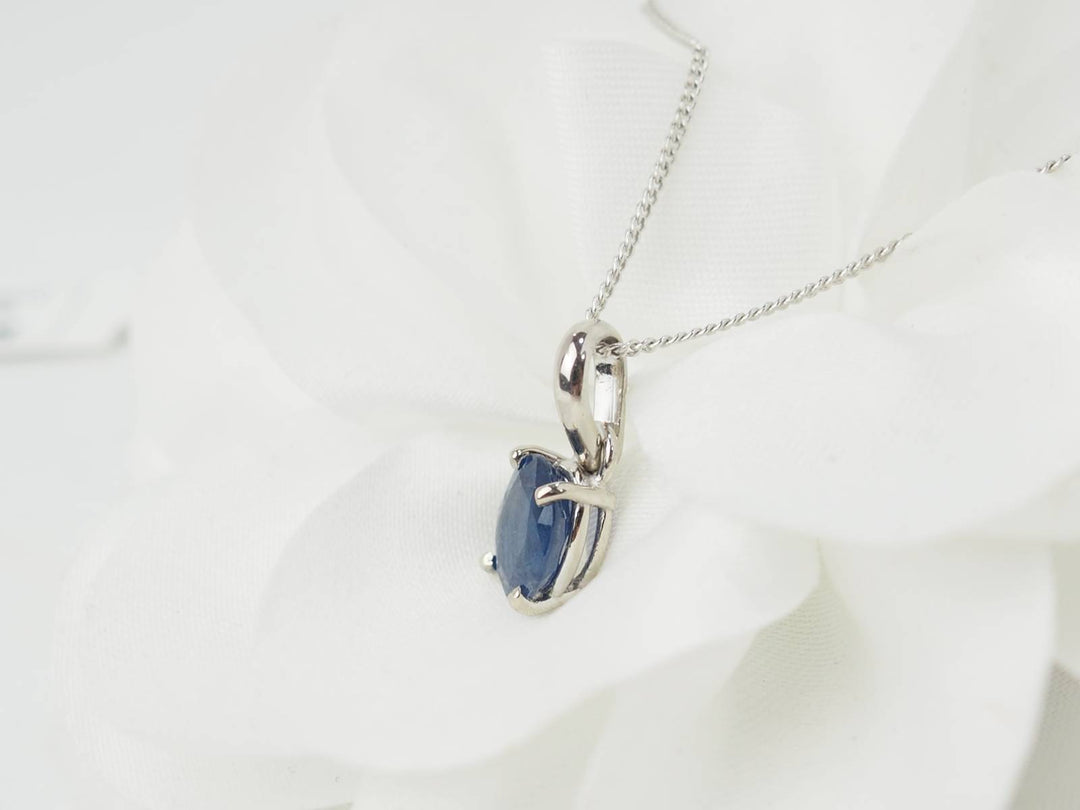 Collier solitaire en or blanc et saphir ovale