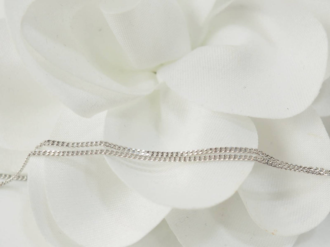 Collier solitaire en or blanc et saphir ovale