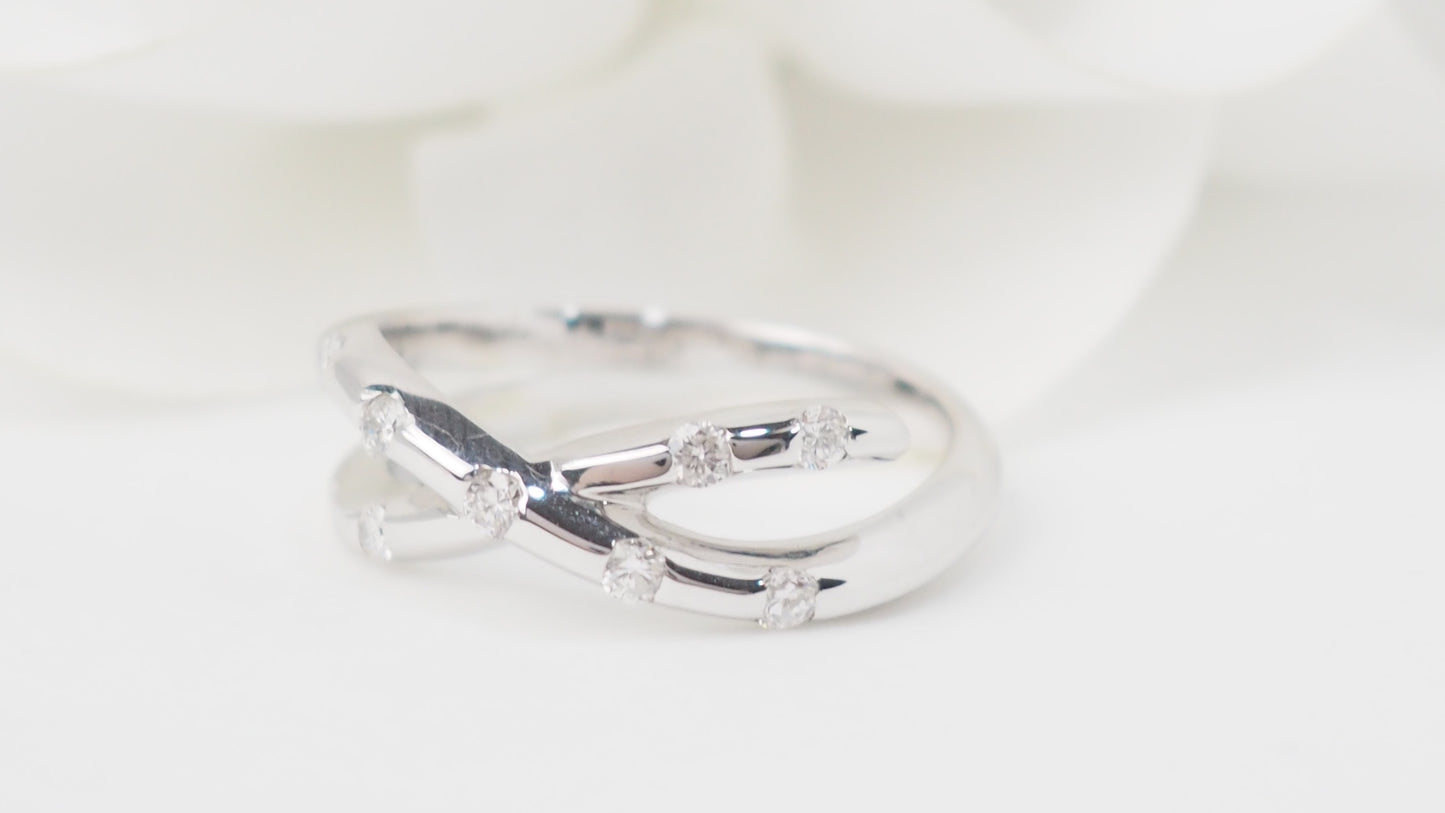 Bague croisée en or blanc et diamants