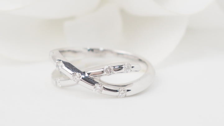 Bague croisée en or blanc et diamants
