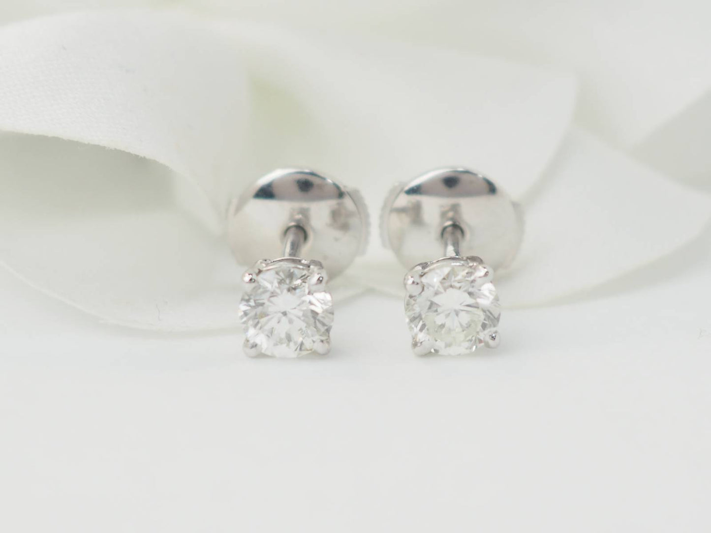 Puces d'oreilles en or blanc et diamants