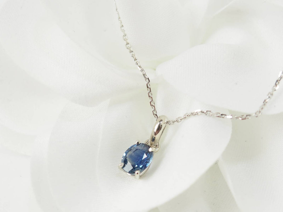 Collier solitaire en or blanc et saphir
