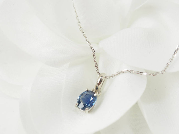 Collier solitaire en or blanc et saphir