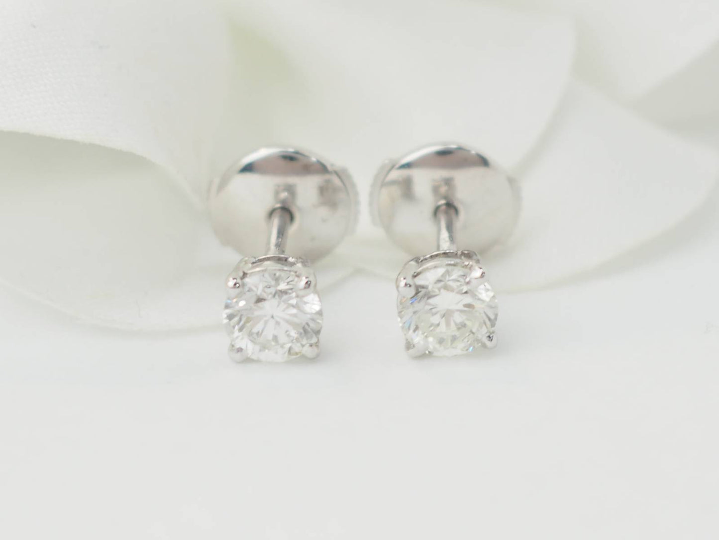 Puces d'oreilles en or blanc et diamants