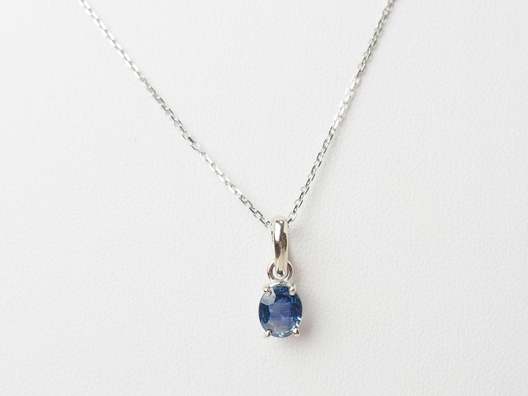 Collier solitaire en or blanc et saphir