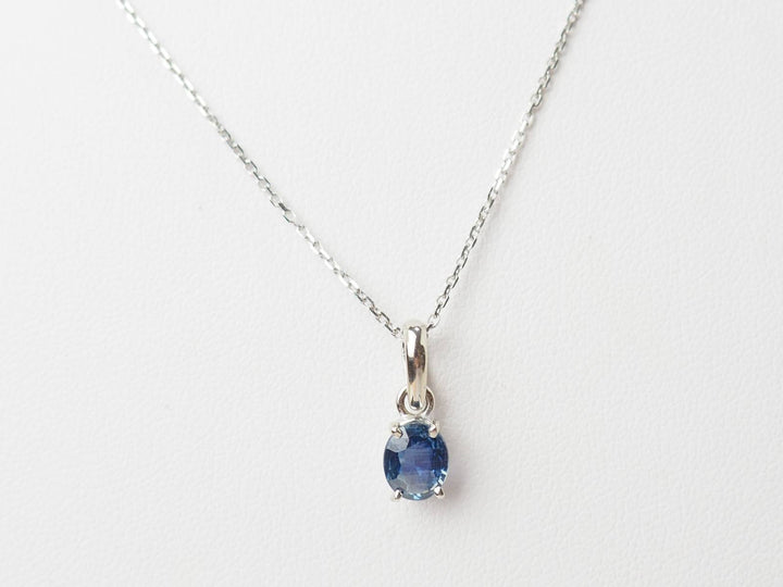 Collier solitaire en or blanc et saphir