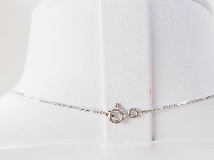 Collier solitaire en or blanc et saphir