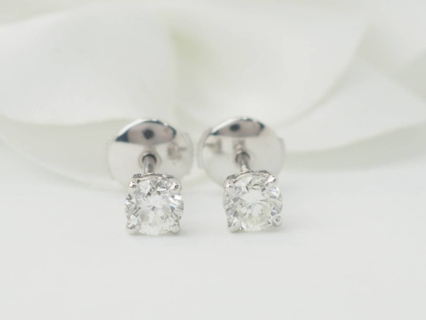 Puces d'oreilles en or blanc et diamants