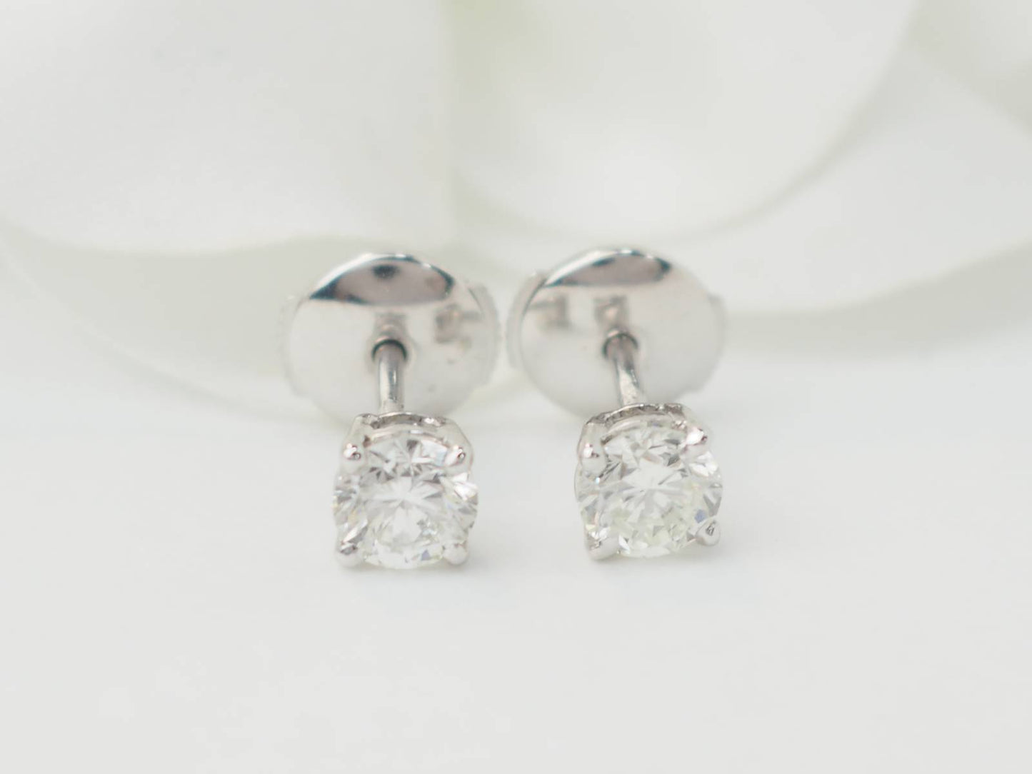 Puces d'oreilles en or blanc et diamants