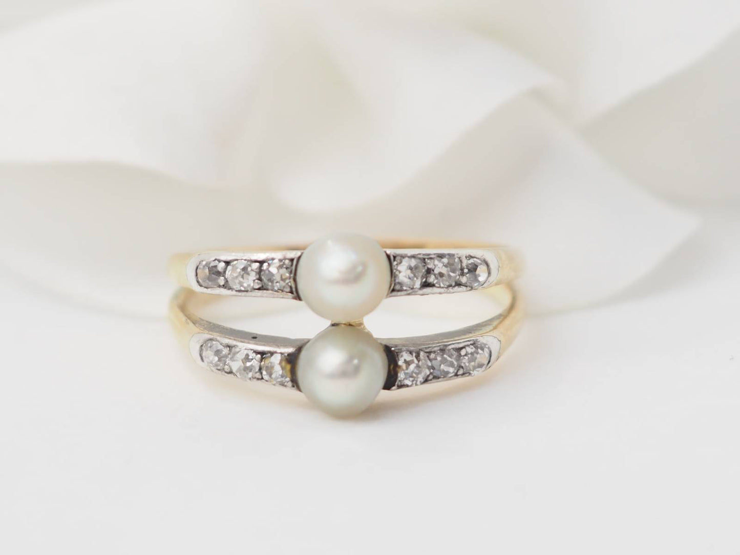 Bague ancienne en or jaune, perles de culture et diamants