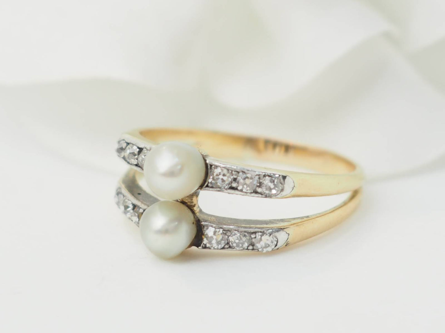 Bague ancienne en or jaune, perles de culture et diamants