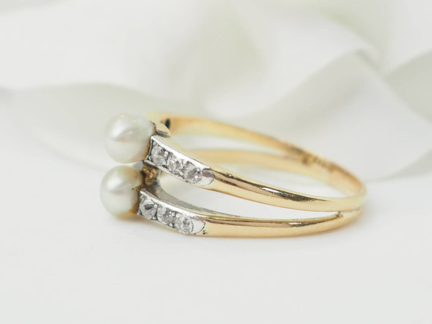 Bague ancienne en or jaune, perles de culture et diamants