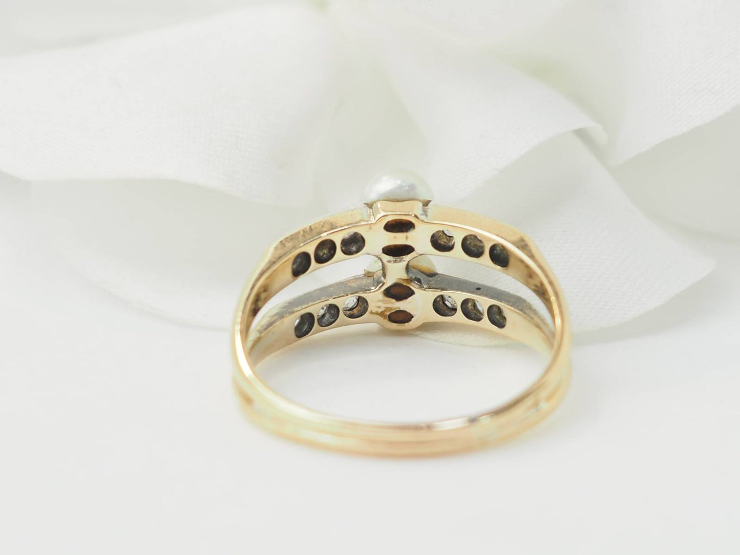 Bague ancienne en or jaune, perles de culture et diamants