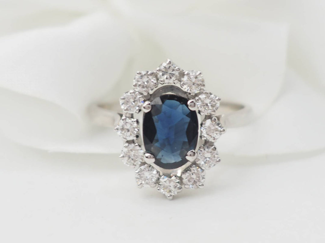 Bague marguerite en or blanc, saphir et diamants