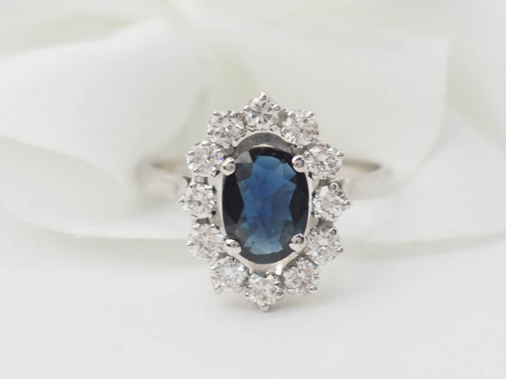 Bague marguerite en or blanc, saphir et diamants