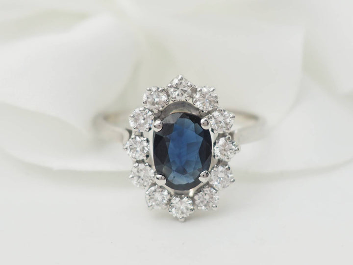 Bague marguerite en or blanc, saphir et diamants