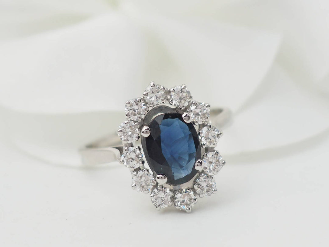 Bague marguerite en or blanc, saphir et diamants
