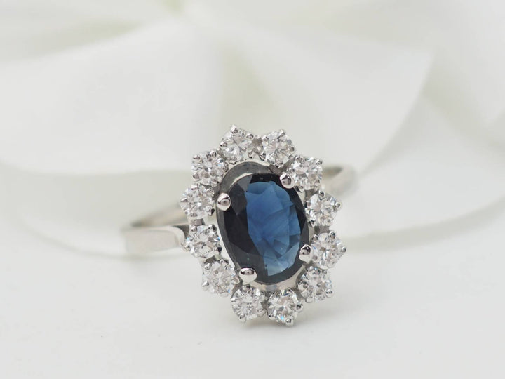 Bague marguerite en or blanc, saphir et diamants